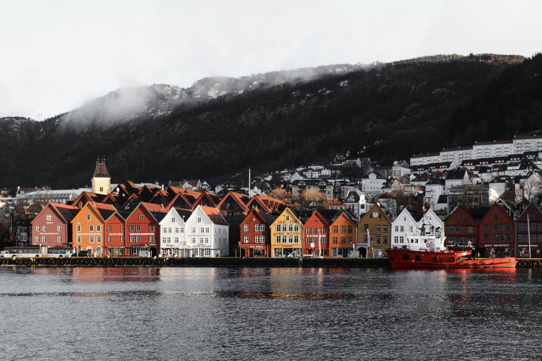 Bryggen i Bergen med fargerike trehus