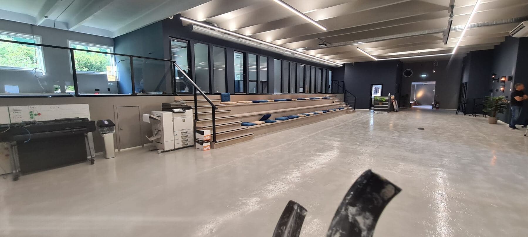 Stort lokale med nymalte vegger og tak