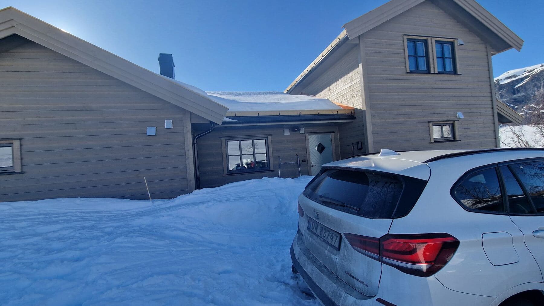 Hus i snø etter utvendig maling