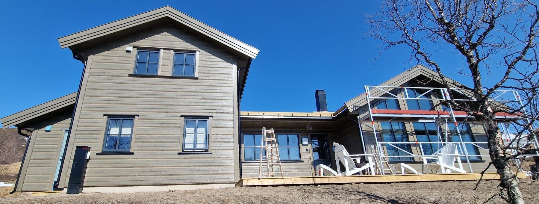 Hus i tre etter utvendig maling