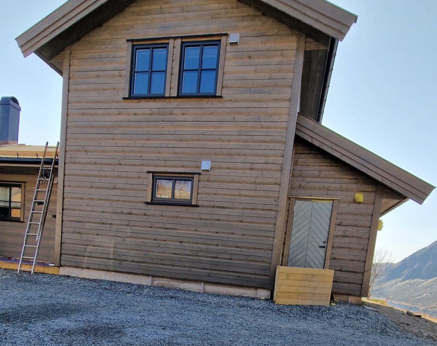 Gavl på trehus etter maling